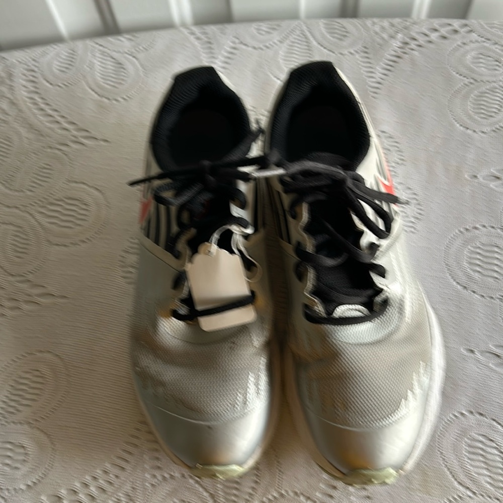 Kids size 6.5 Y Nike sneakers.